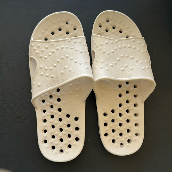 Women’s white shower shoes size 11-12 - Picture 5 of 6